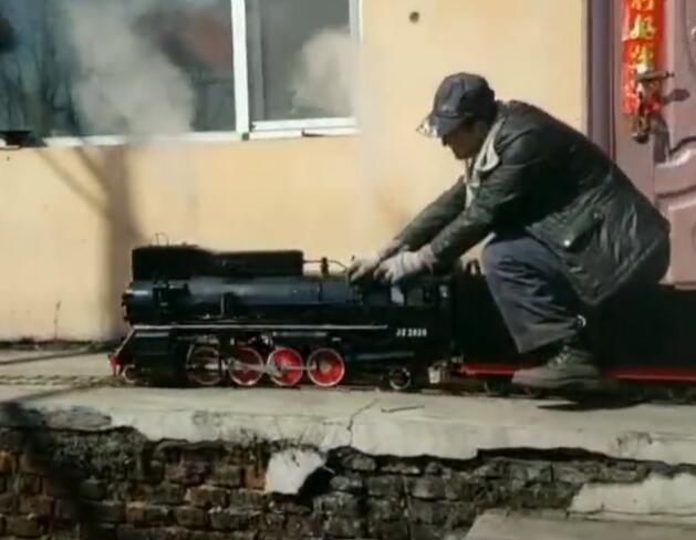 男子自制蒸汽动力小火车 可载人运行