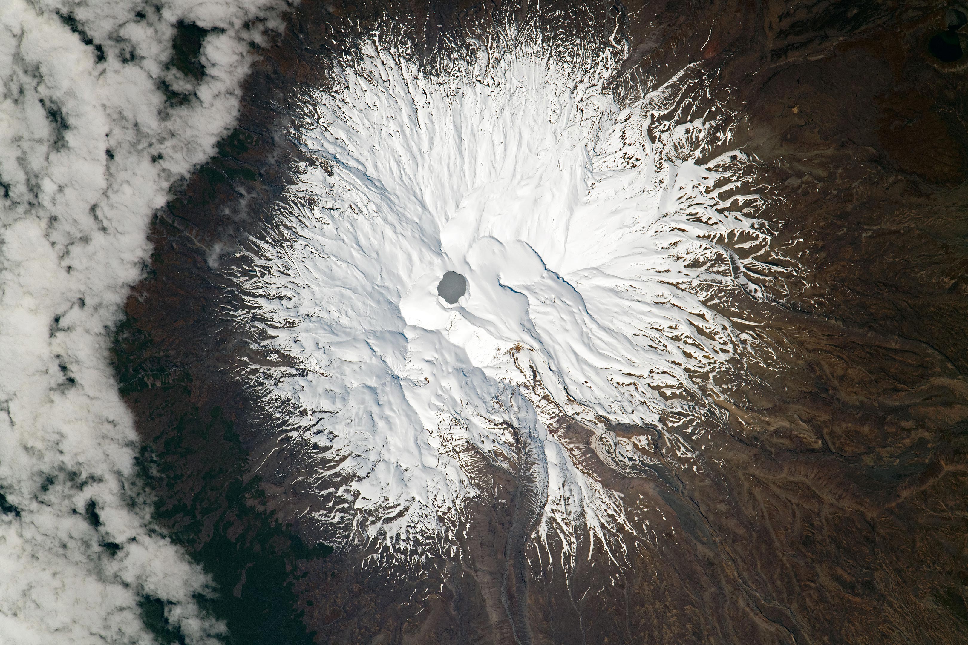 空间站宇航员拍摄到新西兰鲁阿佩胡山火山的惊艳图片