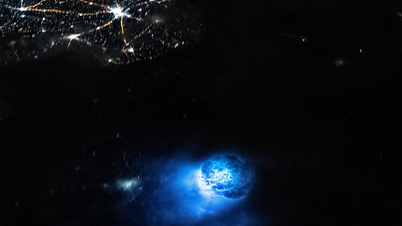 ISS宇航员捕捉到漂浮在地球上空的耀眼蓝色球体图像