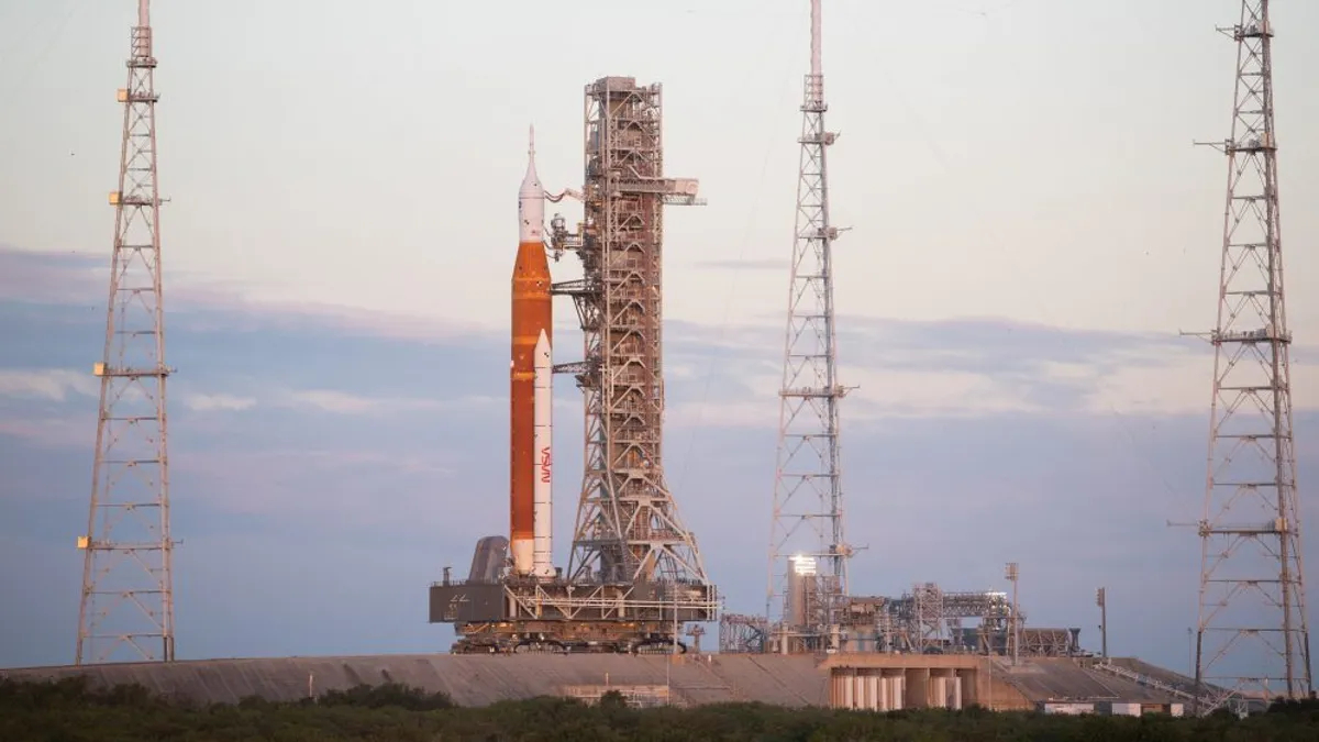 NASA检查价值41亿美元的阿特米斯一号绕月火箭是否遭受飓风破坏