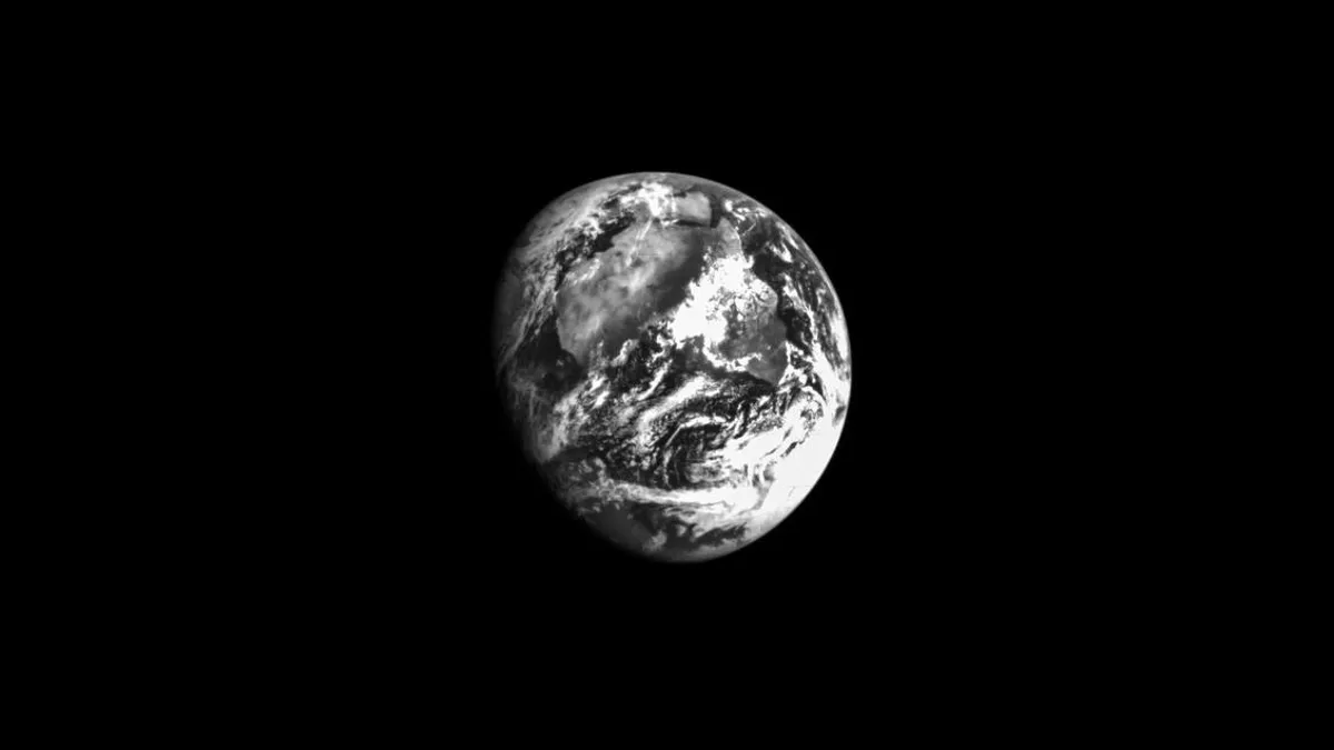 正进行Artemis I月球任务的猎户座飞船回首用导航相机拍下地球照片