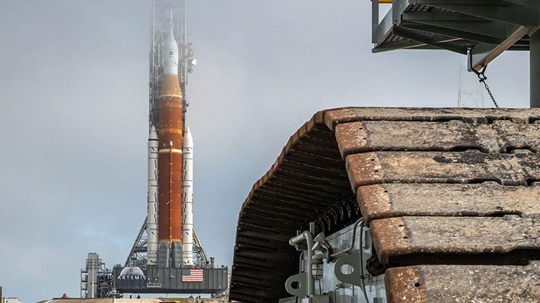 NASA团队正按计划将阿特米斯一号SLS登月火箭推出到发射台