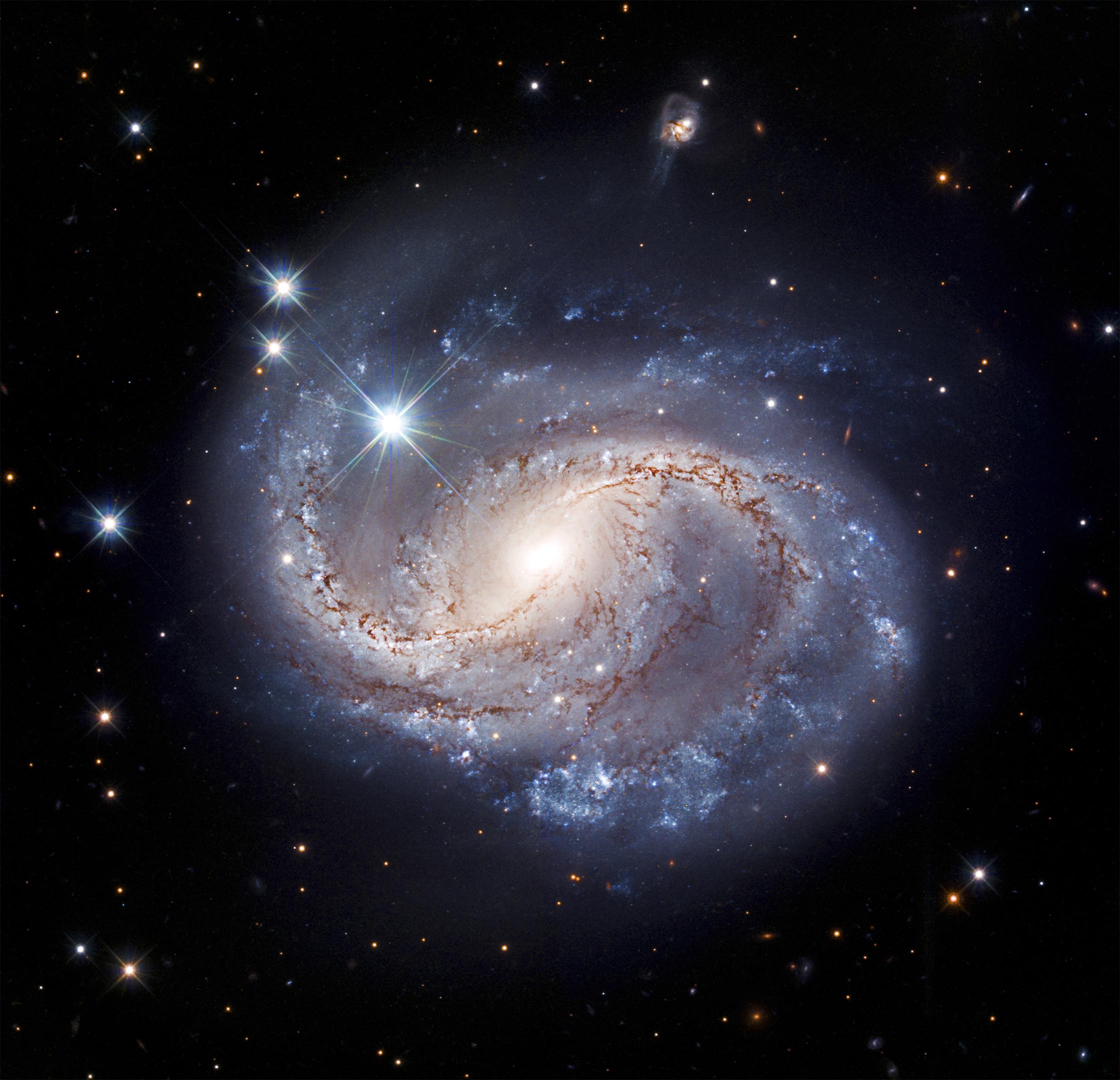 璀璨的蓝色漩涡：哈勃捕捉到雄伟的棒状螺旋星系