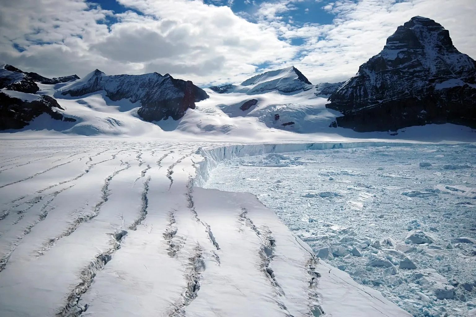 卡内基梅隆大学的研究人员预计到2100年3个冰川中的2个可能会消失