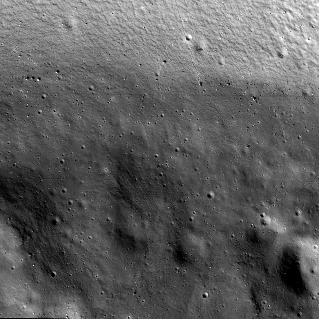 NASA的月球相机探明了阴暗陨石坑的隐秘细节